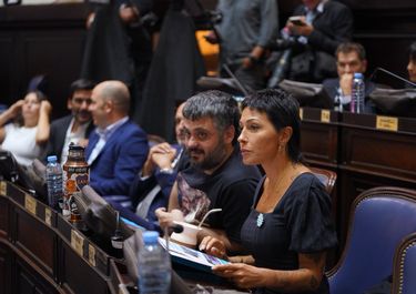Mayra Mendoza y Facundo Tignanelli en la Legislatura bonaerense, donde se analiza el proyecto sobre reelecciones de intendentes.&nbsp;
