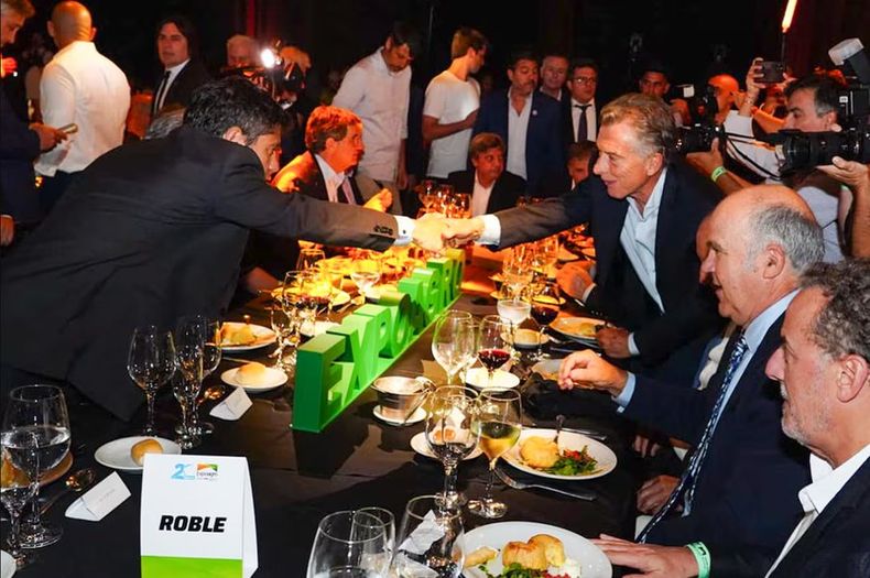 Frío, frío, pero saludo al fin: Axel Kicillof y Mauricio Macri compartieron la mesa del campo en Expoagro.