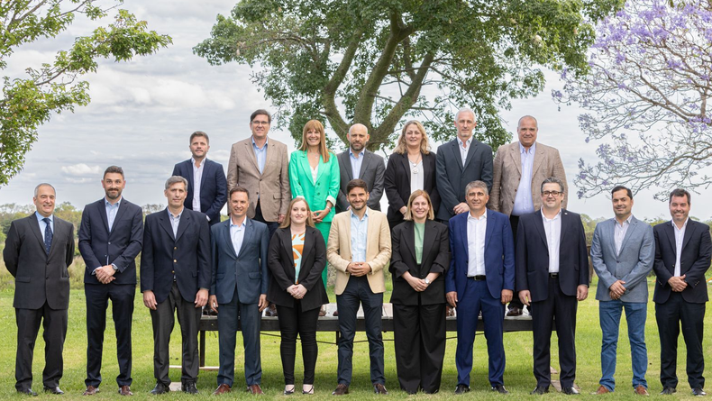 Abajo, de izq. a der.: Domingo Rondina, Enrique Estévez, Pablo Olivares, Lisandro Enrico, María Victoria Tejeda, Maximiliano Pullaro, Gisela Scaglia, Fabián Bastía, Pablo Cococcioni, Roald Báscolo, Luis Persello. Arriba, de izq. a der.: Juan Cruz Cándido, José Goity, Susana Rueda, Gustavo Puccini, Silvia Ciancio, Cristian Cunha y Julián Galdeano.