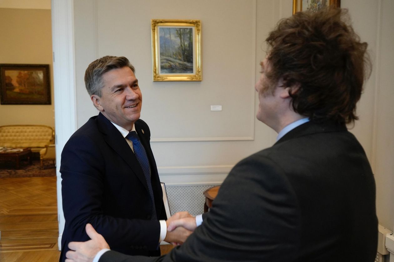 Javier Milei tuvo un gesto con Leandro Zdero con un ojo mirando la quita de las PASO.