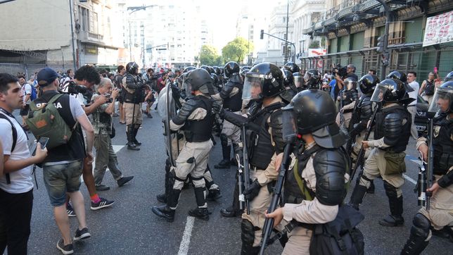 Ley ómnibus: Incidentes entre manifestantes y Fuezas Policiales frente al Congreso (Foto: NA)