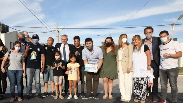 fernandez y ferraresi entregaron la vivienda numero 30 mil en dos anos