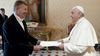 El Papa Francisco con el embajador de Israel ante la Santa Sede, Raphael Schutz.