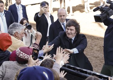 Todo piola con Javier MIlei en la exposición de campo.