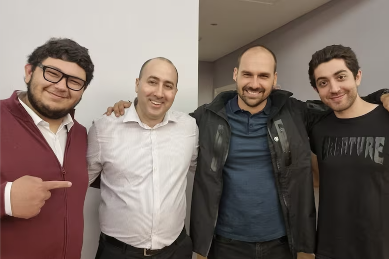 Fernando Cerimedo (de camisa blanca), estratega digital de la campaña presidencial de Javier Milei, con camaradas bolsonaristas.