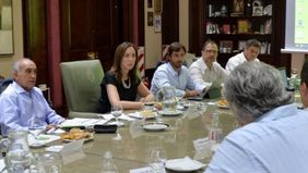 Encerrada con sus ministros, Vidal diseña plan proselitista anticrisis
