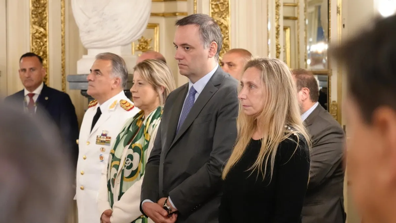 Manuel Adorni, junto a Karina Milei.