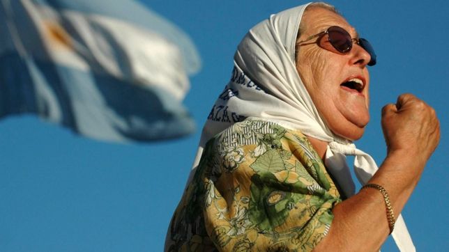 murio hebe, heroina nacional y una de las creadoras del simbolo universal de los dd.hh.