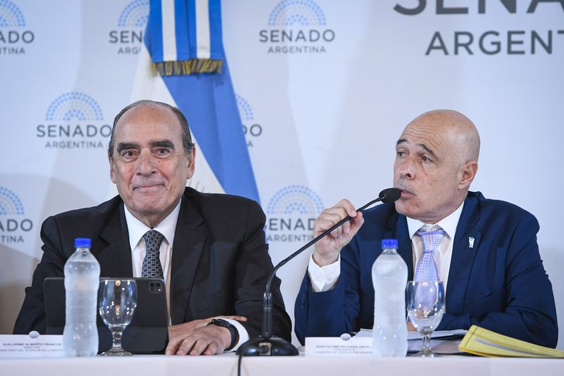 Guillermo Francos y Bartolomé Abdala, durante el debate de la ley ómnibus.&nbsp; Buscan las firmas para las leyes que pide Javier Milei.&nbsp;