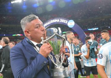 Tapia selló la paz digital: doble marca cripto para la Selección