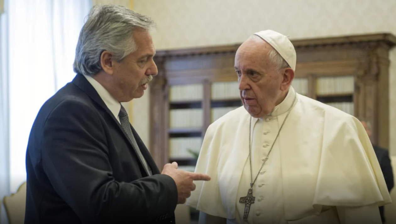 Alberto Fernández dialoga con Jorge Bergoglio durante una audiencia en el Vaticano