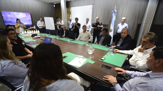 Sergio Massa junto a empresarios industriales y del agro en Santa Fe (Télam)