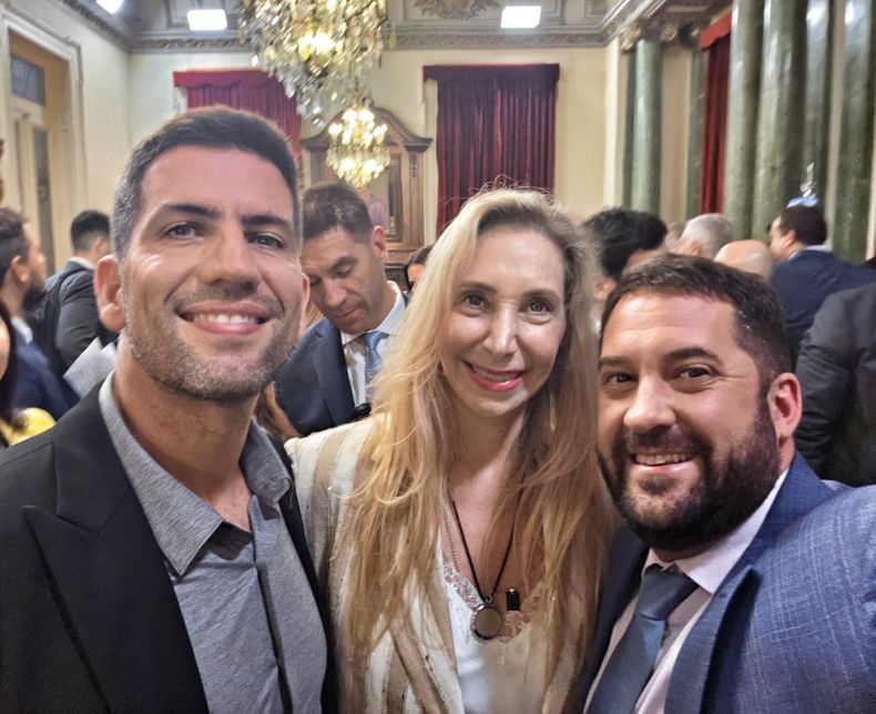 Manuel Quintar junto a su coterráneo Alfredo González y Karina Milei. 