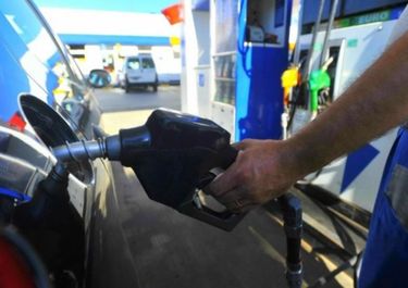 La escalada del dólar acelera otro aumento de los combustibles