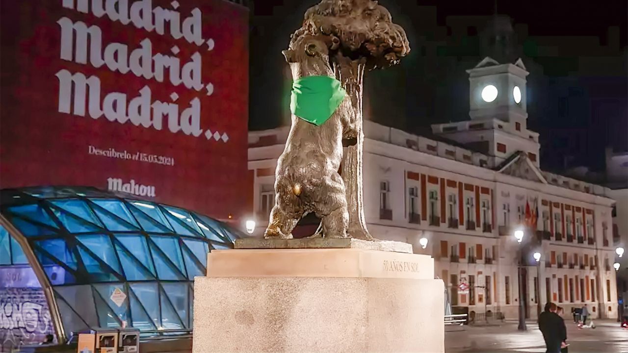 Activistas colocaron pañuelos verdes en esculturas emblemáticas de Madrid. 