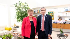 La directora gerente del FMI, Kristalina Georgieva, con Toto Caputo.