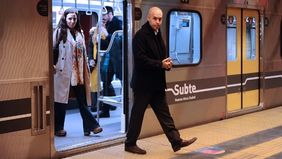 Horacio Rodríguez Larreta baja de una formación del subte