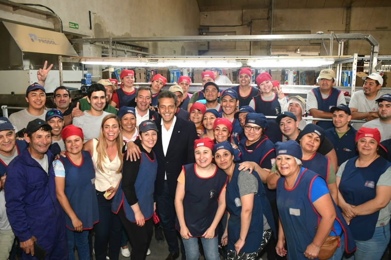 Sergio Massa con trabajadores del empaque en General Roca.