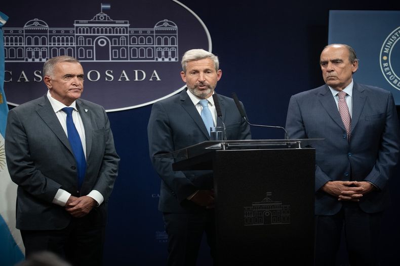 El gobernador de Entre Ríos, Rogelio Frigerio, junto al gobernador de Tucumán, Osvaldo Jaldo, acompañando al ministro de Interior, Guillermo Francos, para transmitir las novedades del encuentro en Casa Rosada.