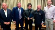 Javier milei y El Lobista Barry Bennet en un encuentro con el magnate Rob Citrone, beneficiario del rescate de Estados Unidos a la Argentina.