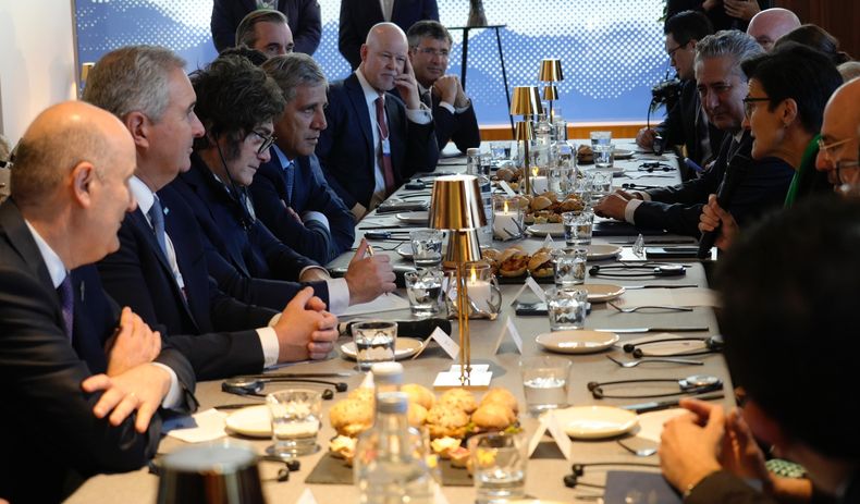 Javier Milei busca convencer en Davos a inversores para volver a los mercados internacionales&nbsp;