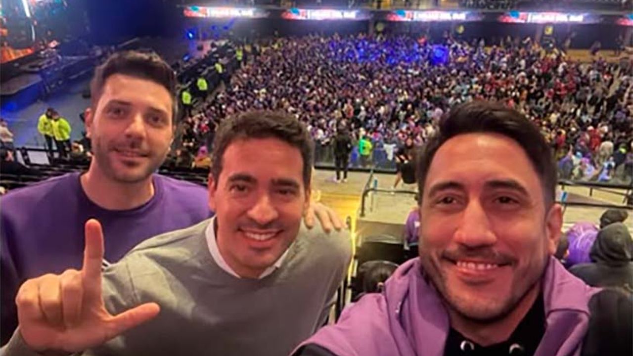 Adrián Ravier, presidente de LLa en La Pampa, durante el show musical del presidente Javier Milei en el Movistar Arena: lo acompañaron Julio Jamad y Nicolás Boschi.