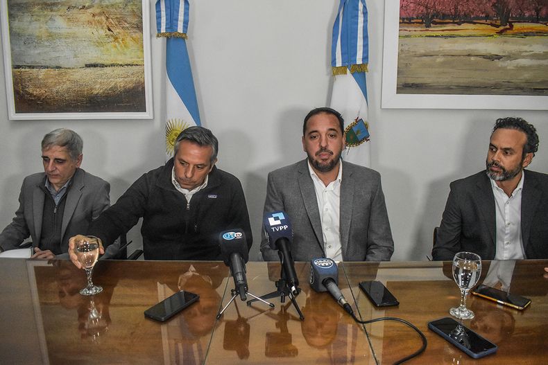 El intendente de la capital de La Pampa, Luciano di Nápoli, durante su anuncio.&nbsp;FOTO: www.radiokermes.com