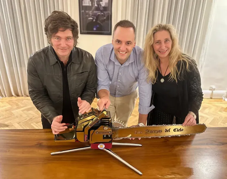 Javier Milei, Karina Milei y Manueñ Adorni.