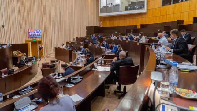 emergencia hidrica: un proyecto dividio al fdt en la legislatura neuquina