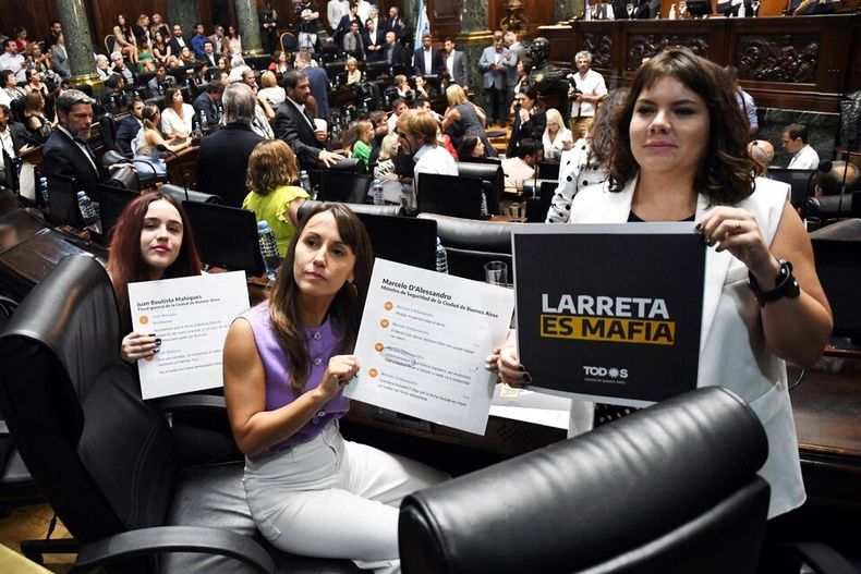 Legisladoras porteñas exhiben carteles contra el alcalde Horacio Rodríguez Larreta