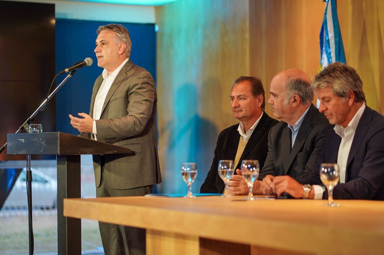 El gobernador Martín Llaryora lanzó dos créditos con funcionarios de Toto Caputo.