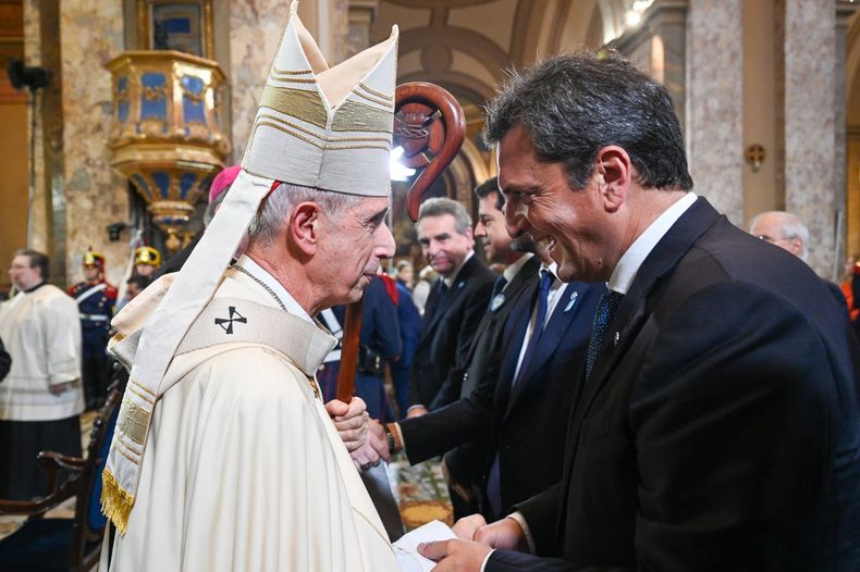 El ministro de Economía, Sergio Massa, saluda al cardenal Mario Poli.&nbsp;