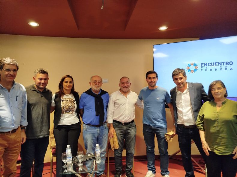 Soledad Carrizo, Aurelio García Elorrio y Luis Juez, referentes opositores en Córdoba, junto a dos dirigentes que encabezan la renovación de Encuentro Vecinal: Rodrigo Agrelo y Fernando Rambaldi.