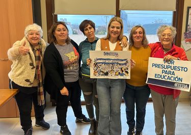 Claudia Calderón, electa secretaria general del gremio docente de La Pampa, junto a otras referencias de la conducción.