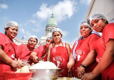 Cuidados: un sector que está solo y espera (y es clave para disminuir la pobreza)