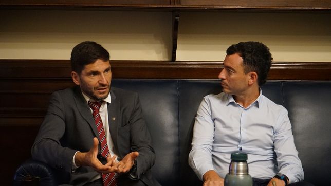 Maximiliano Pullaro con Rodrigo De Loredo, en la previa del debate de la Ley Ómnibus.&nbsp;