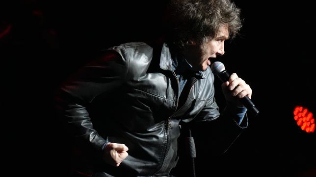 Javier Milei canta en el Movistar Arena.