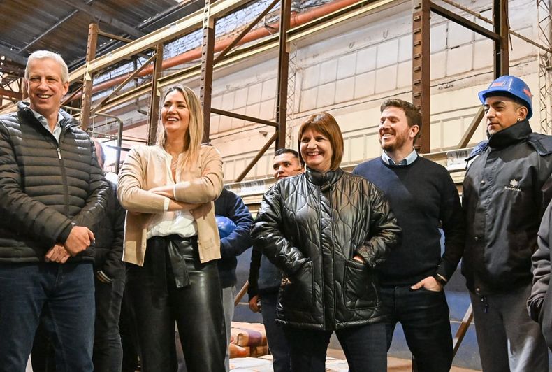 Patricia Bullrich de recorrida en Rosario junto con Carolina Losada, Federico Angelini y Dionisio Scarpín en una distribuidora de bienes de primera necesidad.