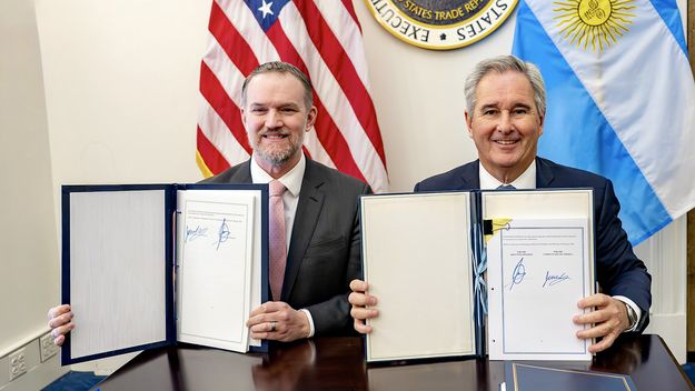 El representante comercial de Estados Unidos, Jamieson Greer, y el canciller Pablo Quirno exhiben el acuerdo comercial bilateral.&nbsp;