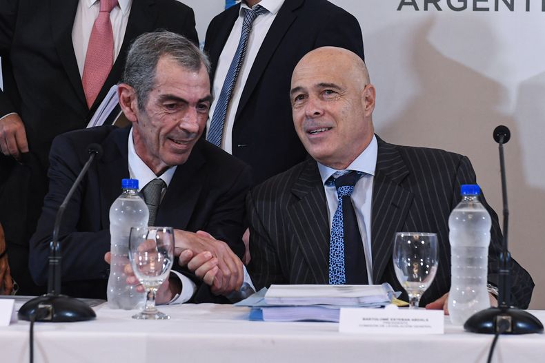 Eduardo Rodriguez Cirillo y el senador Bartolomé Abdala, durante el debate de la ley ómnibus del Gobierno.