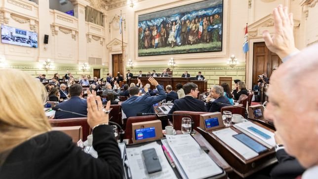 La Convención Constituyente de Santa Fe juró la nueva Carta Magna provincial, un hecho de profunda trascedencia histórica. 