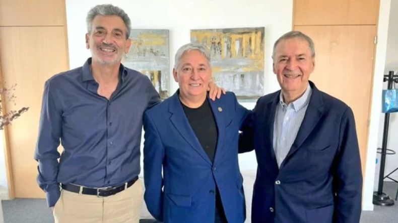 El dirigente de Chubut, Exequiel Villagra, junto a Juan Schiaretti y Florencio Randazzo en el lanzamiento de Hacemos.