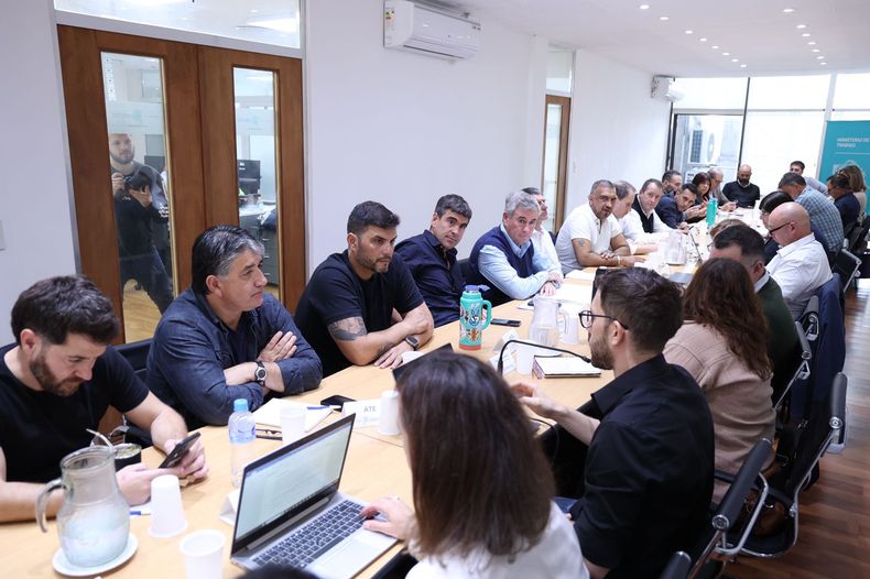 Paritarias: Axel Kicillof mejoró la oferta y acordó con los sindicatos estatales