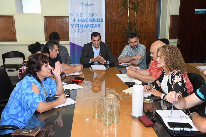 El gobierno realizó una doble oferta para mejorar el salario, pero la Intersindical no se baja de su reclamo.