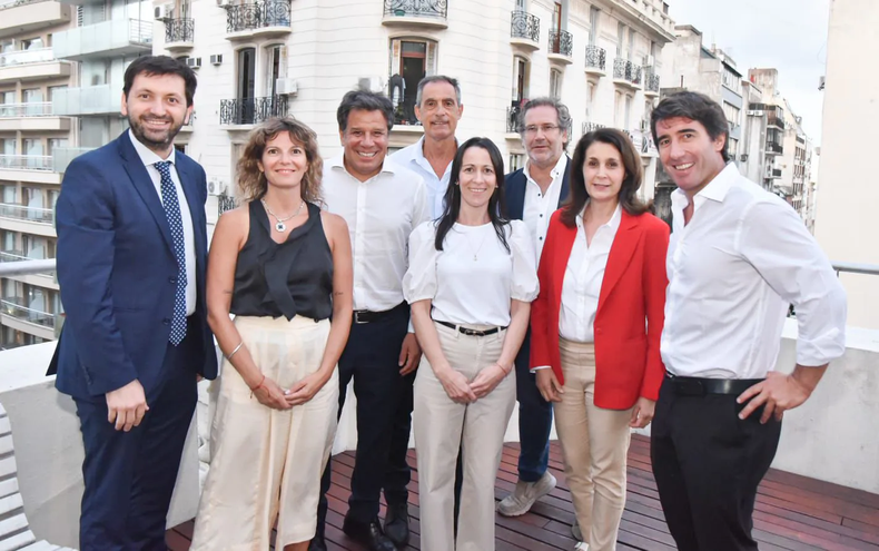 Facundo Manes junto al bloque que controla en la Legislatura bonaerense.