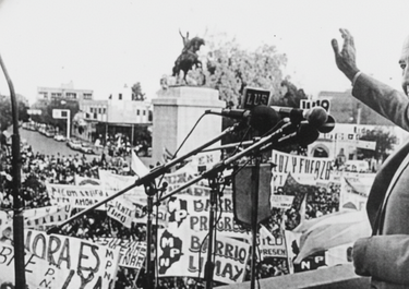 Felipe Sapag, el fundador del MPN, saluda a la plaza en Neuquén en los años 80. 
