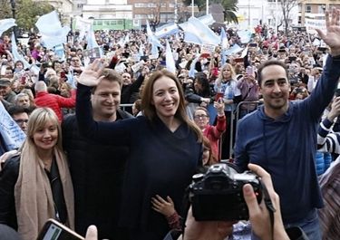 Vidal tuvo su mini plaza del ¡Sí, se puede! y lloró, pero evitó el balcón