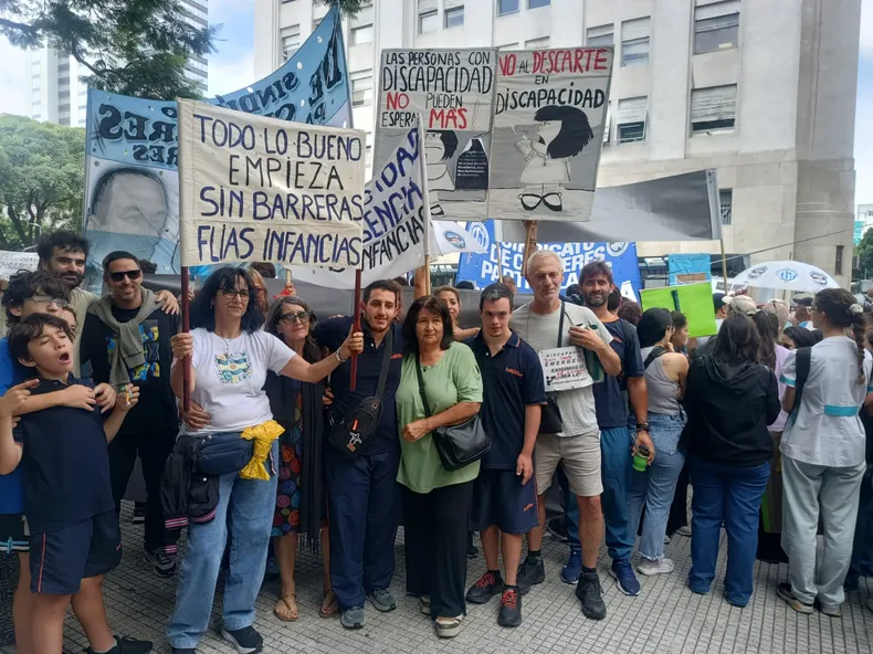 Marcha frente al ministerio de Salud. 