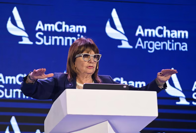 Patricia Bullrich y el Círculo Rojo, una sociedad de socorros mutuos. Patricia Bullrich y el Círculo Rojo, una sociedad de socorros mutuos.