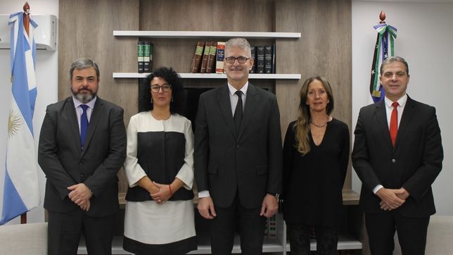 El STJ de Río Negro, de izquierda a derecha: Ceci, Criado, Barotto, Piccinini y Apcarián.  